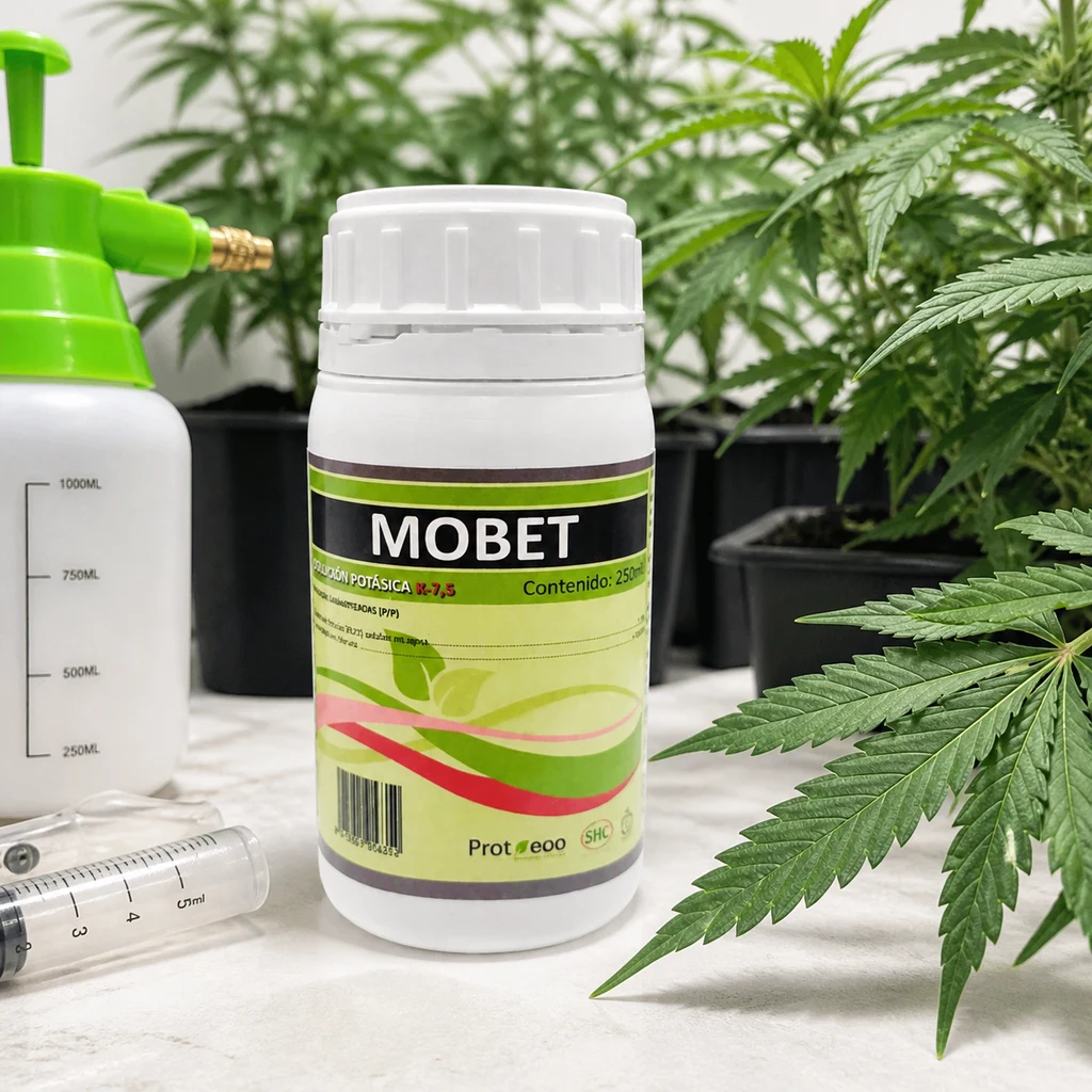 Bote de jabón potásico Mobet junto a un pulverizador y una jeringa dosificadora, rodeado de plantas de cannabis en macetas.