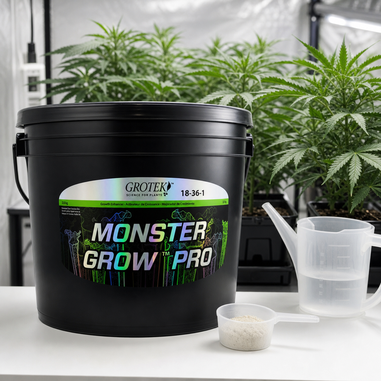 Cubo negro de Monster Grow Pro Grotek 18-36-1 con una medida de polvo y una jarra con agua, ante plantas de cannabis. Cubo negro de Monster Grow Pro Grotek 18-36-1 con una medida de polvo y una jarra con agua, ante plantas de cannabis.