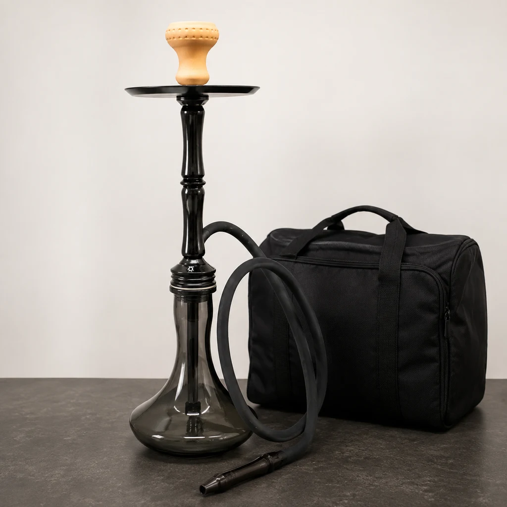 Narguile Mandala Z-20 negro con base de vidrio oscuro, cazoleta clara y manguera con boquilla, junto a una bolsa de viaje negra.