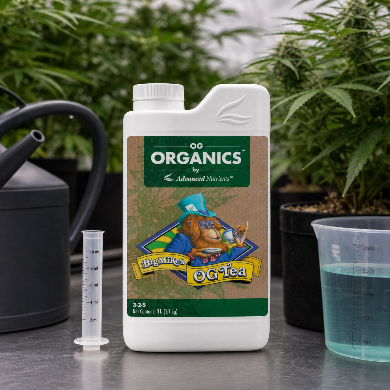 Botella de OG Organics BigMike’s OG Tea junto a una probeta, una regadera y una jarra con líquido azulado, con plantas al fondo.