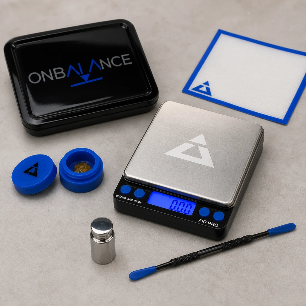 Escena generada del kit On Balance 710 Pro con báscula digital, estuche negro, recipiente azul, pesa, malla y herramienta.