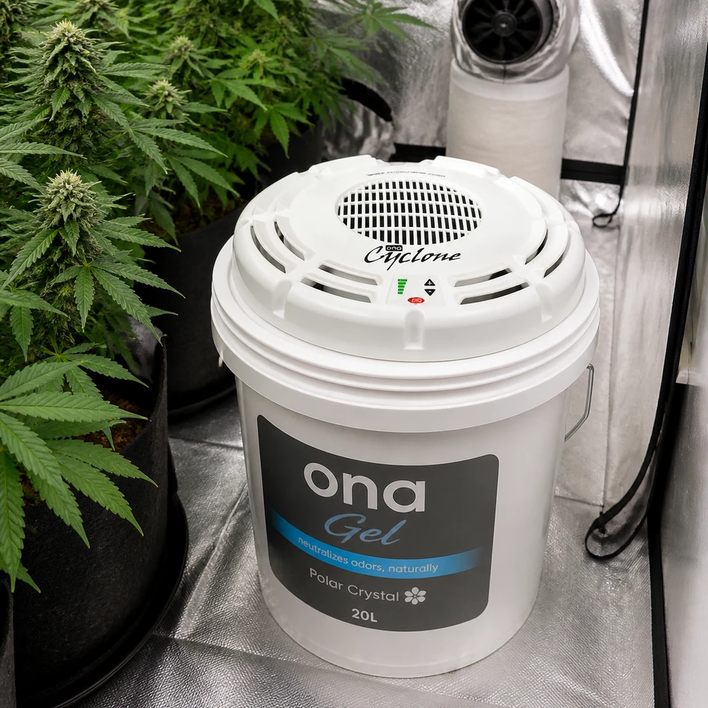 Ventilador blanco ONA Cyclone sobre un cubo ONA Gel Polar Crystal de 20 L, junto a plantas en un armario de cultivo.