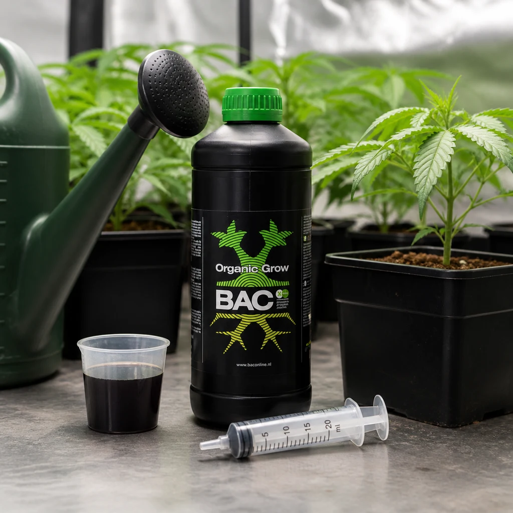 Escena generada de BAC Organic Grow en botella negra con tapón verde, junto a una regadera, un vaso con líquido oscuro, una jeringa y plantas.