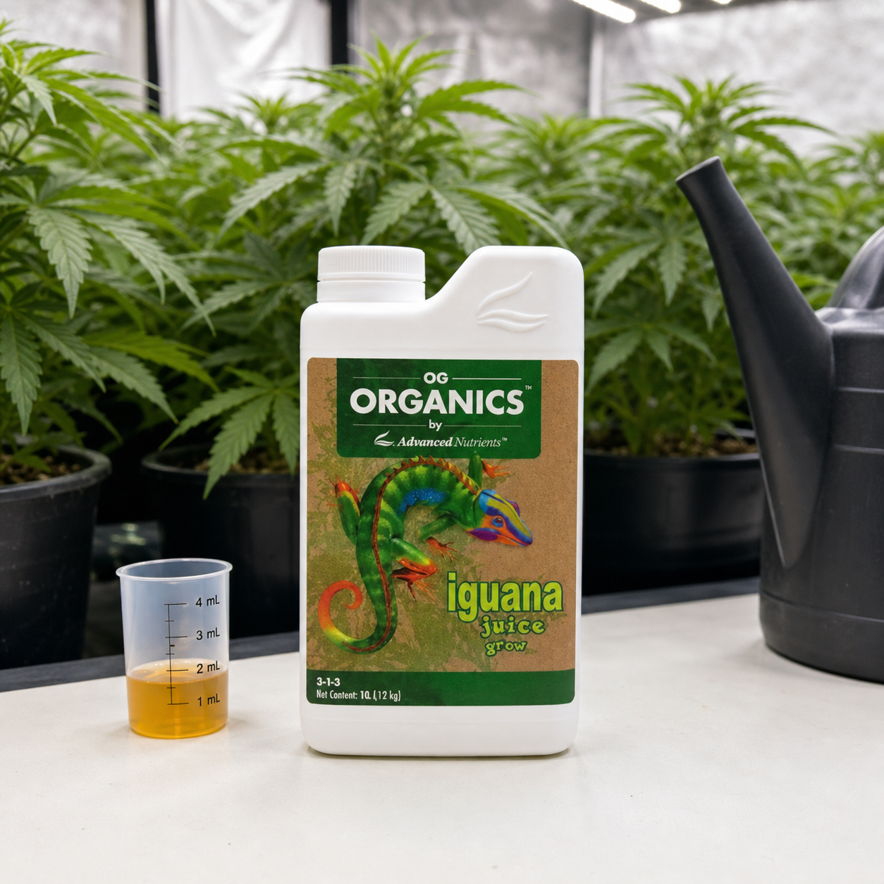 Botella de Iguana Juice Grow de Advanced Nutrients junto a un vaso dosificador con líquido ámbar y una regadera, con plantas al fondo.