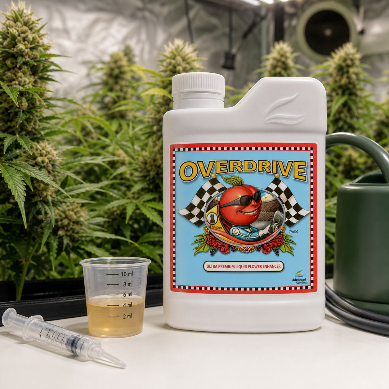 Envase blanco de Overdrive Advanced Nutrients junto a un vaso dosificador con líquido y una jeringa, con plantas de cannabis al fondo.