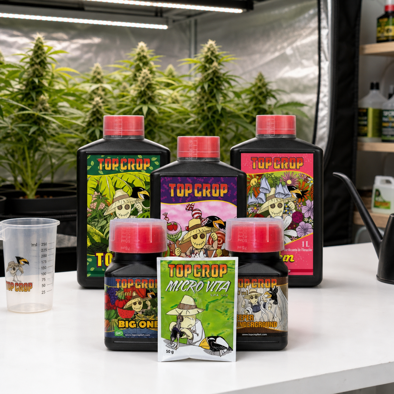 Envases Top Crop con tapones rojos y un sobre Micro Vita sobre una mesa, junto a un vaso graduado y plantas bajo luces de cultivo. Envases Top Crop con tapones rojos y un sobre Micro Vita sobre una mesa, junto a un vaso graduado y plantas bajo luces de cultivo.