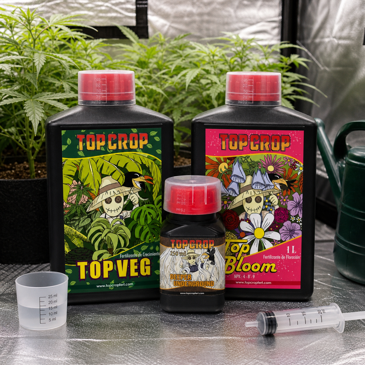 Botes Top Crop Top Veg, Top Bloom y Deeper Underground junto a un vaso medidor y una jeringa, con plantas al fondo.