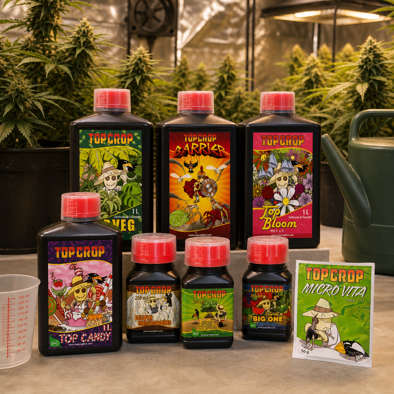 Fertilizantes Top Crop Professional en distintos envases, con un sobre de Micro Vita y un vaso medidor ante plantas de cannabis.