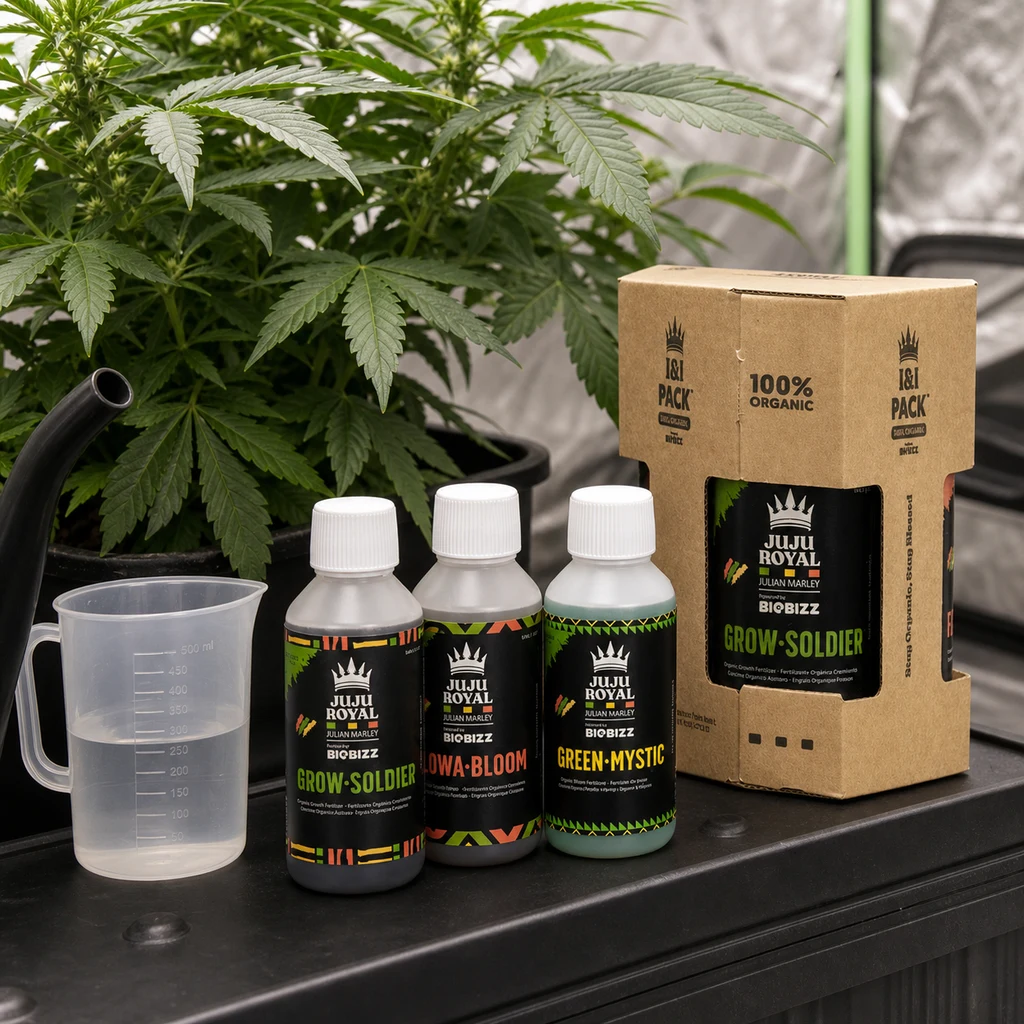 Botes Juju Royal Biobizz Grow Soldier, Grow Bloom y Green Mystic junto a su caja y una jarra graduada, con plantas al fondo. Botes Juju Royal Biobizz Grow Soldier, Grow Bloom y Green Mystic junto a su caja y una jarra graduada, con plantas al fondo.