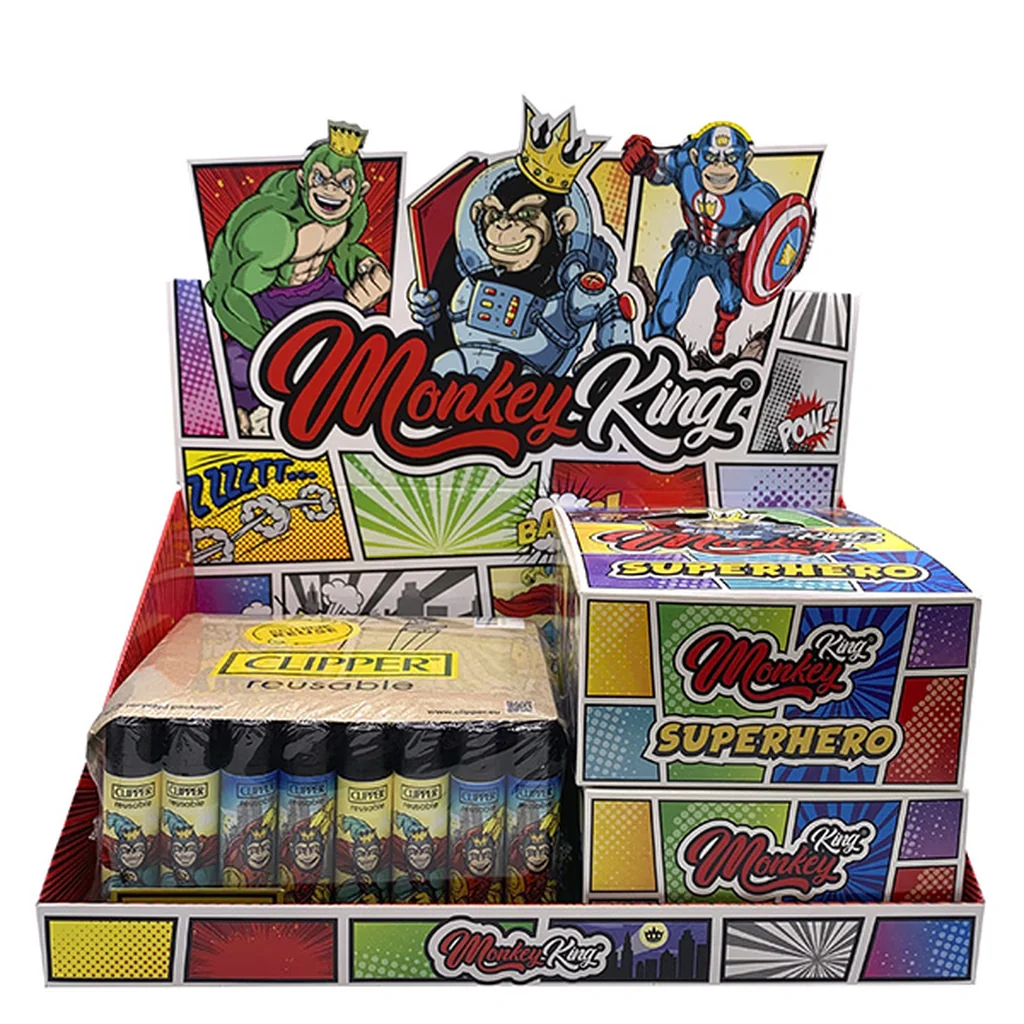 Expositor Monkey King Superhero con cajas de papel de liar y mecheros Clipper, decorado con monos superhéroes y viñetas de cómic.