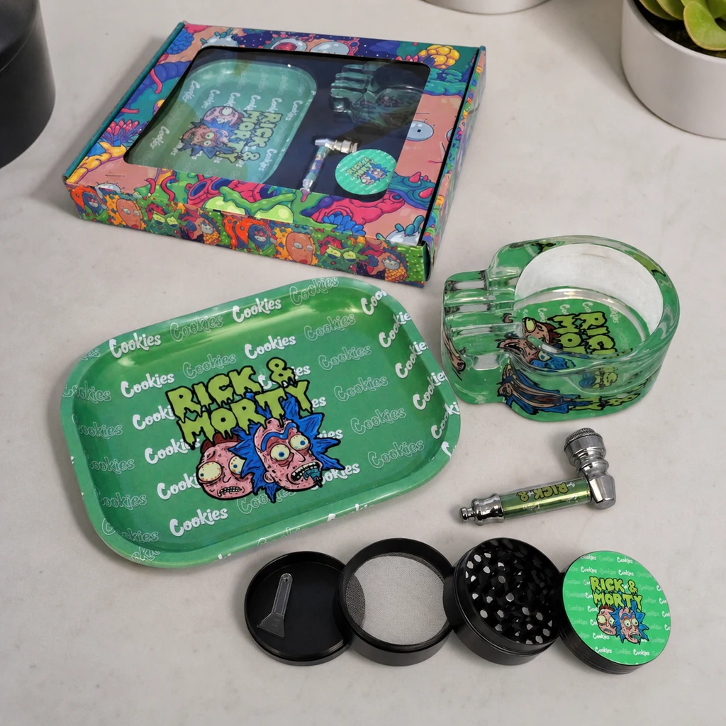Escena generada del pack Morty con bandeja verde, cenicero, pipa y grinder desmontado sobre una mesa, junto a una caja decorada.