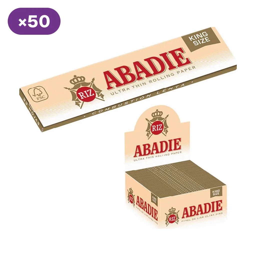 Papel Abadie King Size en un librillo beige y una caja expositora abierta, con letras rojas y un distintivo de 50 unidades.