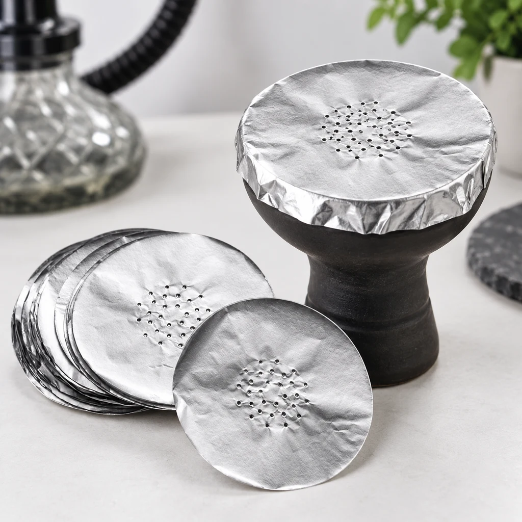 Escena ilustrada de discos de aluminio con perforaciones centrales, apilados junto a una cazoleta de cachimba cubierta con uno de ellos.