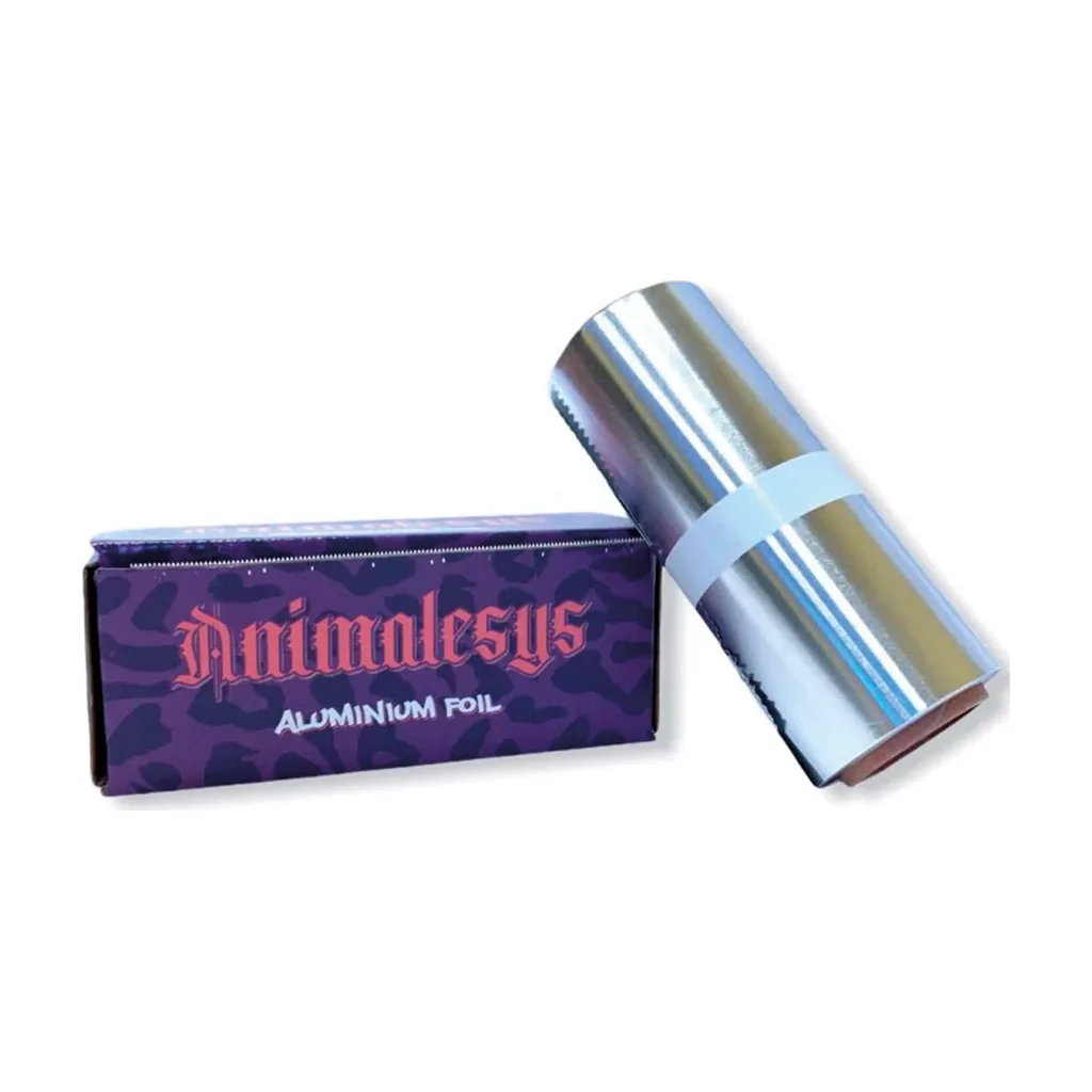Rollo de papel de aluminio plateado junto a una caja morada Animalesys con estampado oscuro, sobre fondo blanco. Rollo de papel de aluminio plateado junto a una caja morada Animalesys con estampado oscuro, sobre fondo blanco.