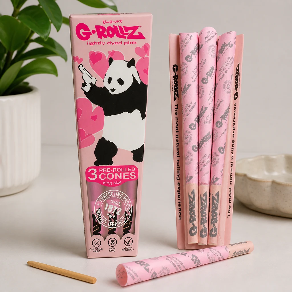 Caja rosa G-Rollz Pink Panda con un panda y corazones, junto a tres conos rosas en un soporte, otro tumbado y una varilla.