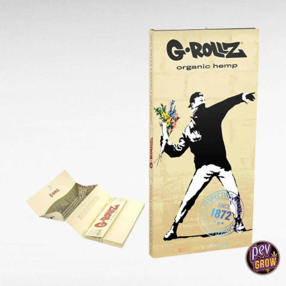 Kit de papel G-Rollz Banksy con estuche beige ilustrado con un hombre lanzando flores y un librillo abierto a su lado.