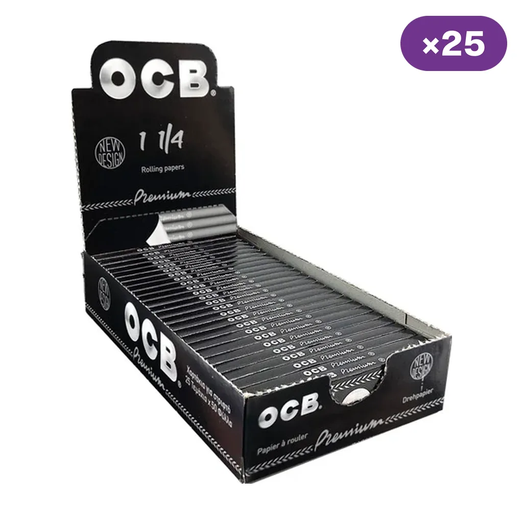 Expositor negro abierto de papel OCB Premium 1 1/4 con varios libritos alineados y distintivo morado de 25 unidades.