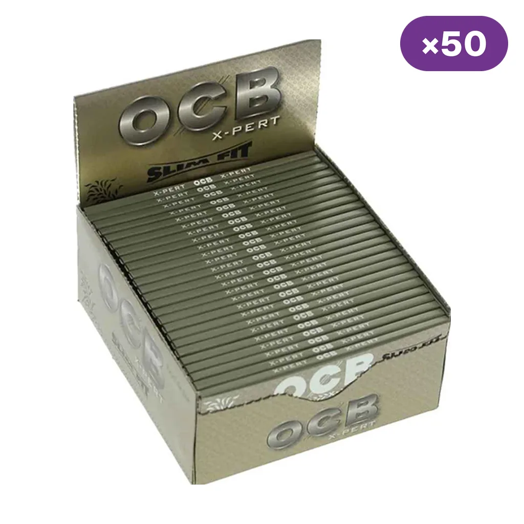Caja expositora abierta de papel OCB X-Pert Slim Fit, con varias unidades alineadas y distintivo de 50 unidades.