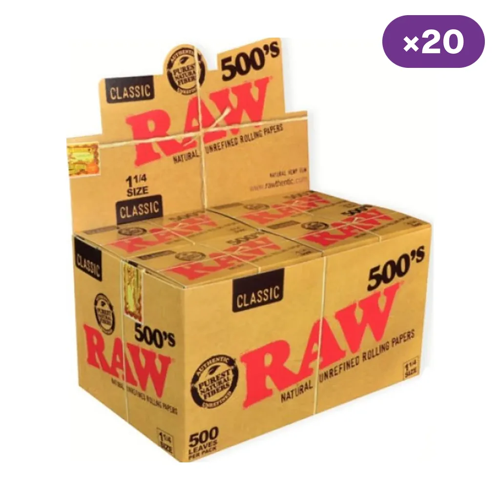 Caja expositora RAW Classic 1 1/4 con bloques de 500 hojas, embalaje marrón con letras rojas e indicación de 20 unidades.