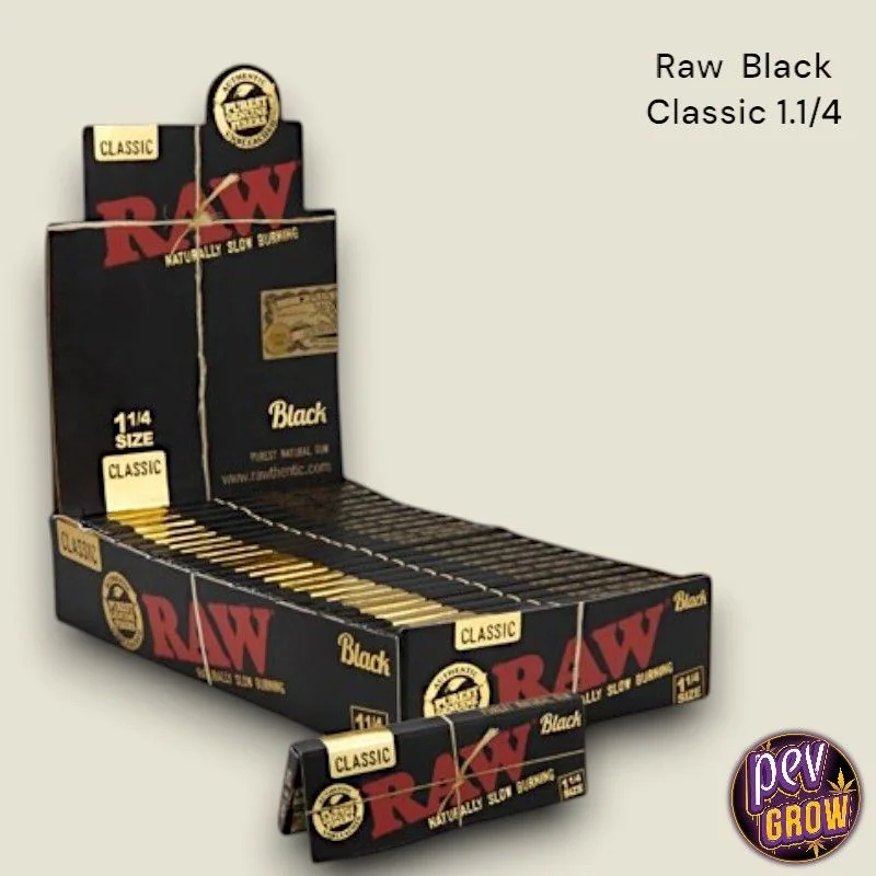 Expositor abierto de papel de liar RAW Black Classic 1 1/4 con varios librillos negros y dorados y uno situado delante.