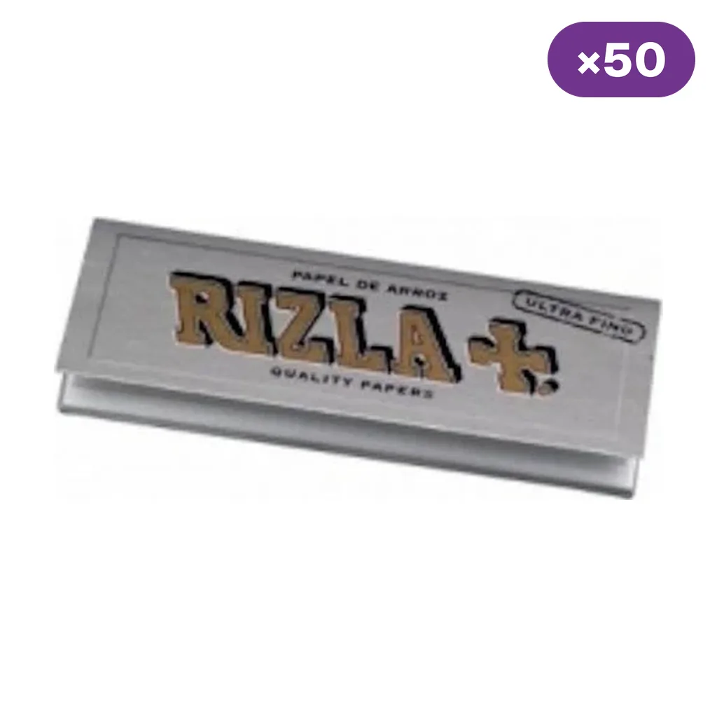 Librillo plateado de papel de fumar Rizla con el texto «Ultra Fine», en diagonal sobre fondo blanco y distintivo de 50 unidades.