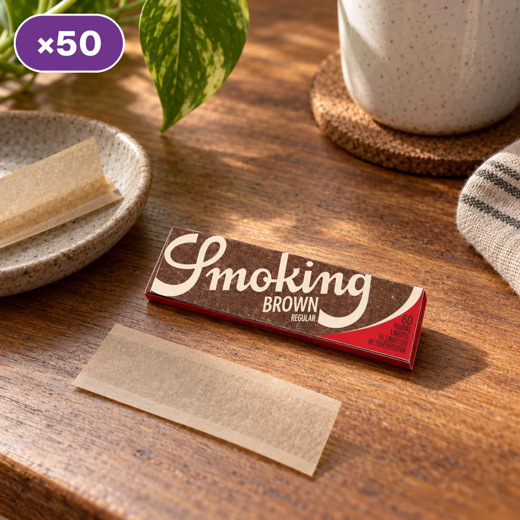 Librito Smoking Brown Regular y papel marrón desplegado sobre una mesa de madera, con un distintivo de 50 unidades.