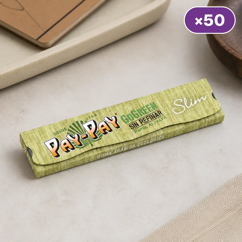 Escena generada de un librillo verde Pay-Pay GoGreen Slim sobre una superficie clara, con texto «sin refinar» y distintivo ×50.