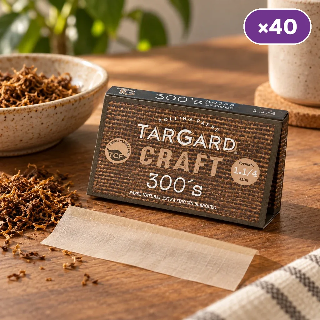 Librillo TarGard Craft 300 con indicación de formato 1 1/4 slim, junto a una hoja de papel y tabaco sobre una mesa.