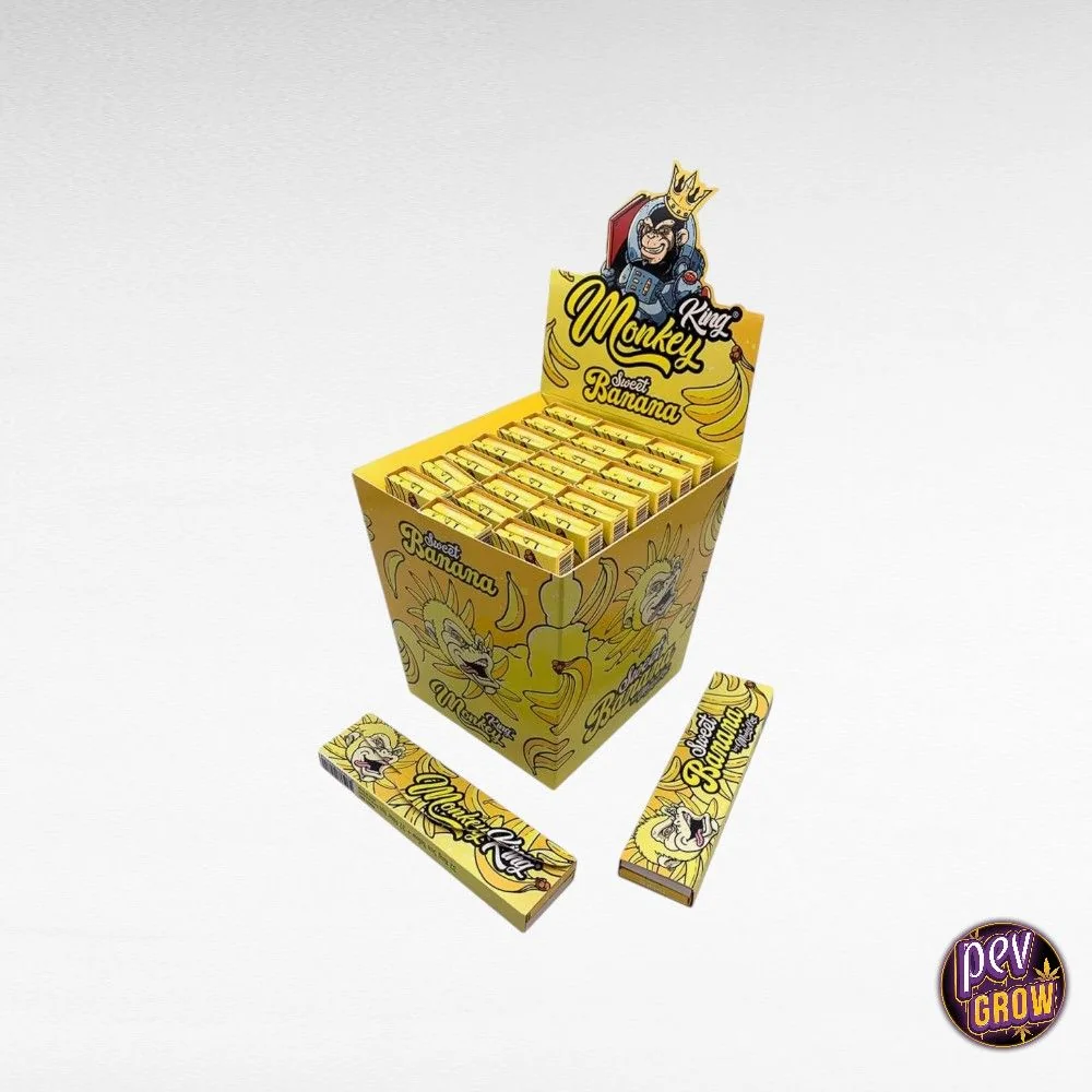Expositor amarillo de papel Monkey King Sweet Banana con libritos alineados y dos delante, decorado con plátanos y un mono coronado.