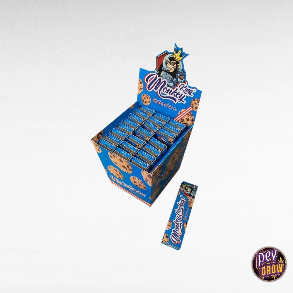 Expositor azul de papel de liar Monkey King con varias unidades, dibujos de galletas y un mono coronado; un librillo separado delante.