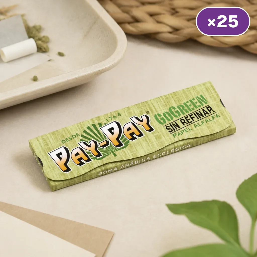 Librillo verde de papel de liar Pay-Pay GoGreen sin refinar sobre una mesa, con un distintivo «×25» en la esquina superior derecha.