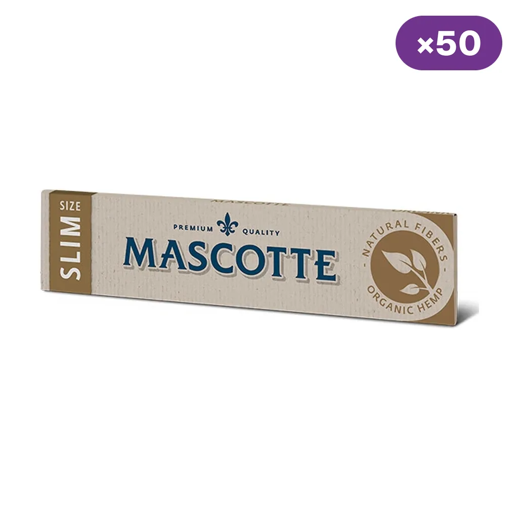 Librillo beige de papel Mascotte Slim con letras azules y sello Organic Hemp, acompañado de un distintivo de 50 unidades. Librillo beige de papel Mascotte Slim con letras azules y sello Organic Hemp, acompañado de un distintivo de 50 unidades.