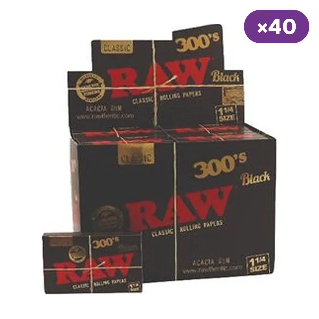 Caja expositora de papel RAW Black 1 1/4, con un librillo delante, envases negros rotulados «300’s» y distintivo «×40».