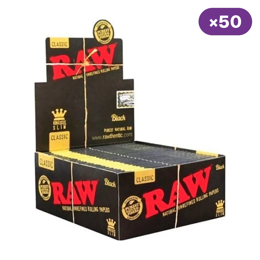 Caja expositora abierta de papel RAW Black King Size Slim, con librillos alineados, diseño negro y dorado, logotipo rojo e indicación ×50.