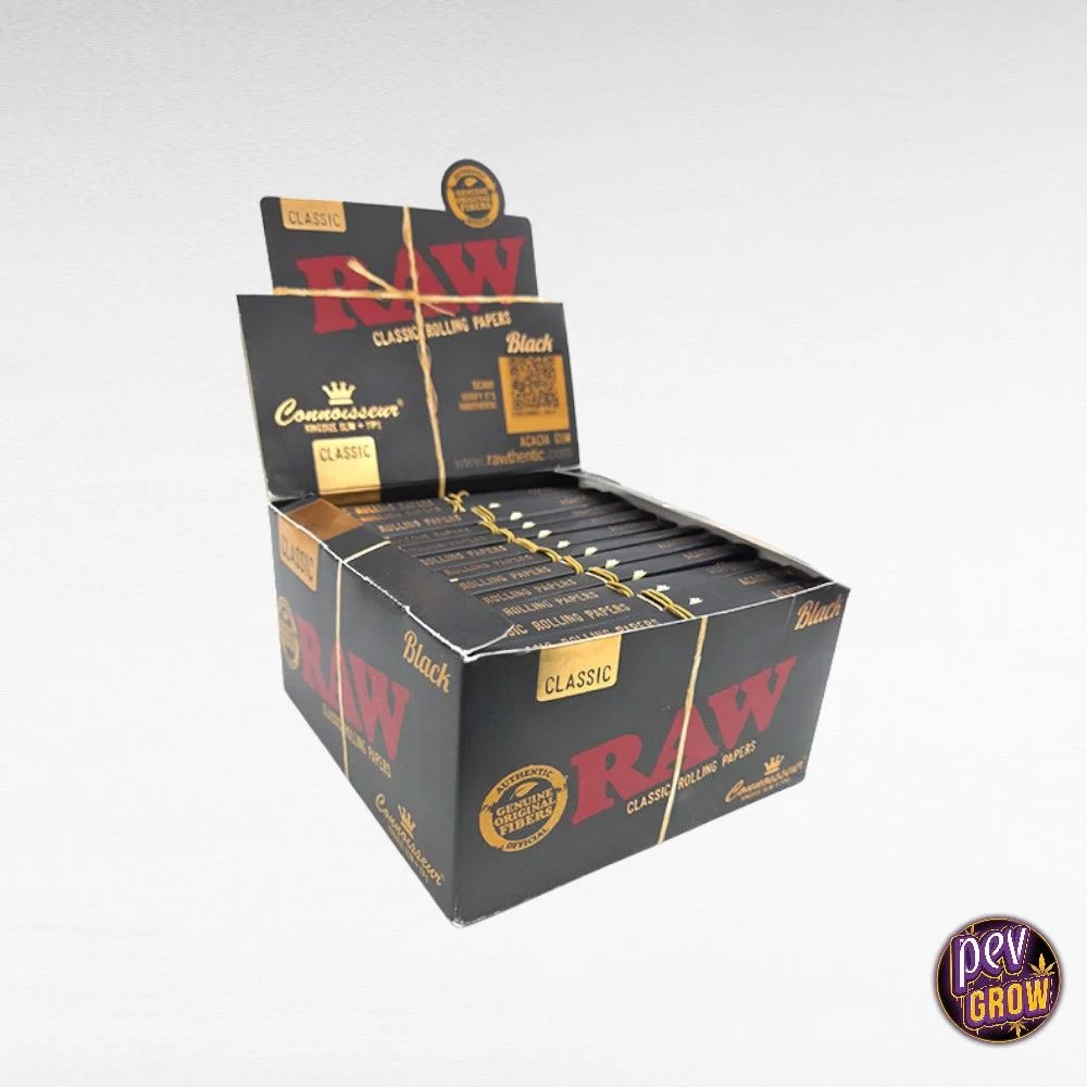 Expositor abierto de papel de liar RAW Black Connoisseur, con varios libritos negros y detalles rojos y dorados sobre fondo blanco.