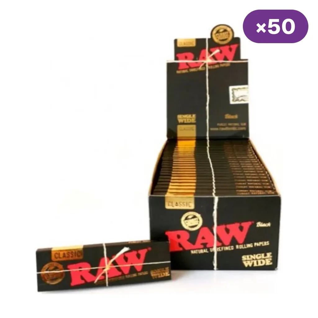 Caja expositora de papel RAW Black Single Wide con varios librillos negros, letras rojas y detalles dorados; un librillo aparece delante.
