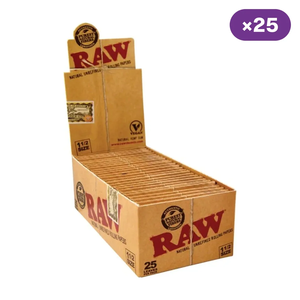 Caja expositora abierta de papel RAW Classic 1 1/2 con varios librillos marrones y distintivo «×25» sobre fondo blanco.