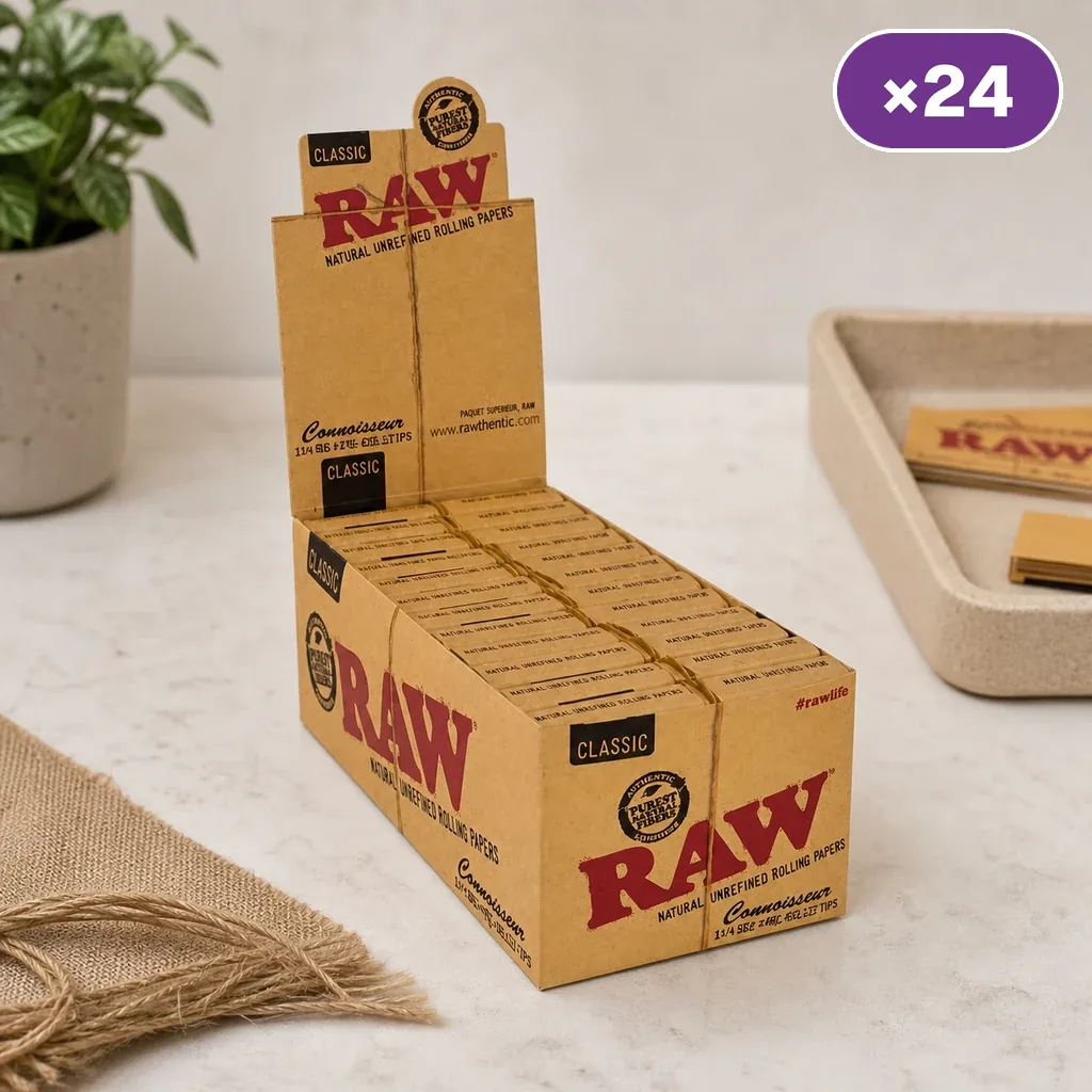 Caja expositora abierta de papel RAW Classic Connoisseur con tips sobre una mesa, con varios librillos y distintivo de 24 unidades.