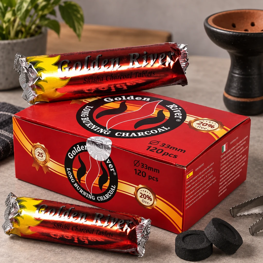 Caja roja y dos rollos de tabletas de carbón Golden River, con tres pastillas negras delante y una cazoleta de cachimba al fondo. Caja roja y dos rollos de tabletas de carbón Golden River, con tres pastillas negras delante y una cazoleta de cachimba al fondo.