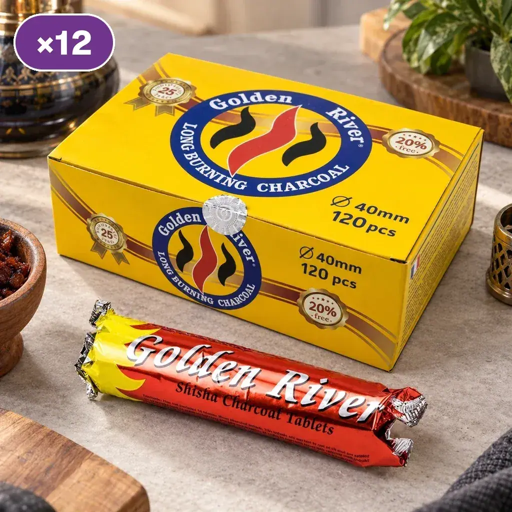 Escena generada con una caja amarilla de carbón Golden River y un rollo envuelto en rojo delante, con el distintivo «×12». Escena generada con una caja amarilla de carbón Golden River y un rollo envuelto en rojo delante, con el distintivo «×12».