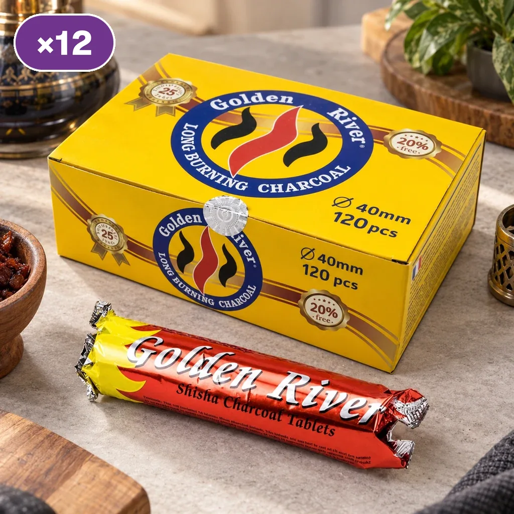Escena generada con una caja amarilla de carbón Golden River y un rollo envuelto en rojo delante, con el distintivo «×12». Escena generada con una caja amarilla de carbón Golden River y un rollo envuelto en rojo delante, con el distintivo «×12».