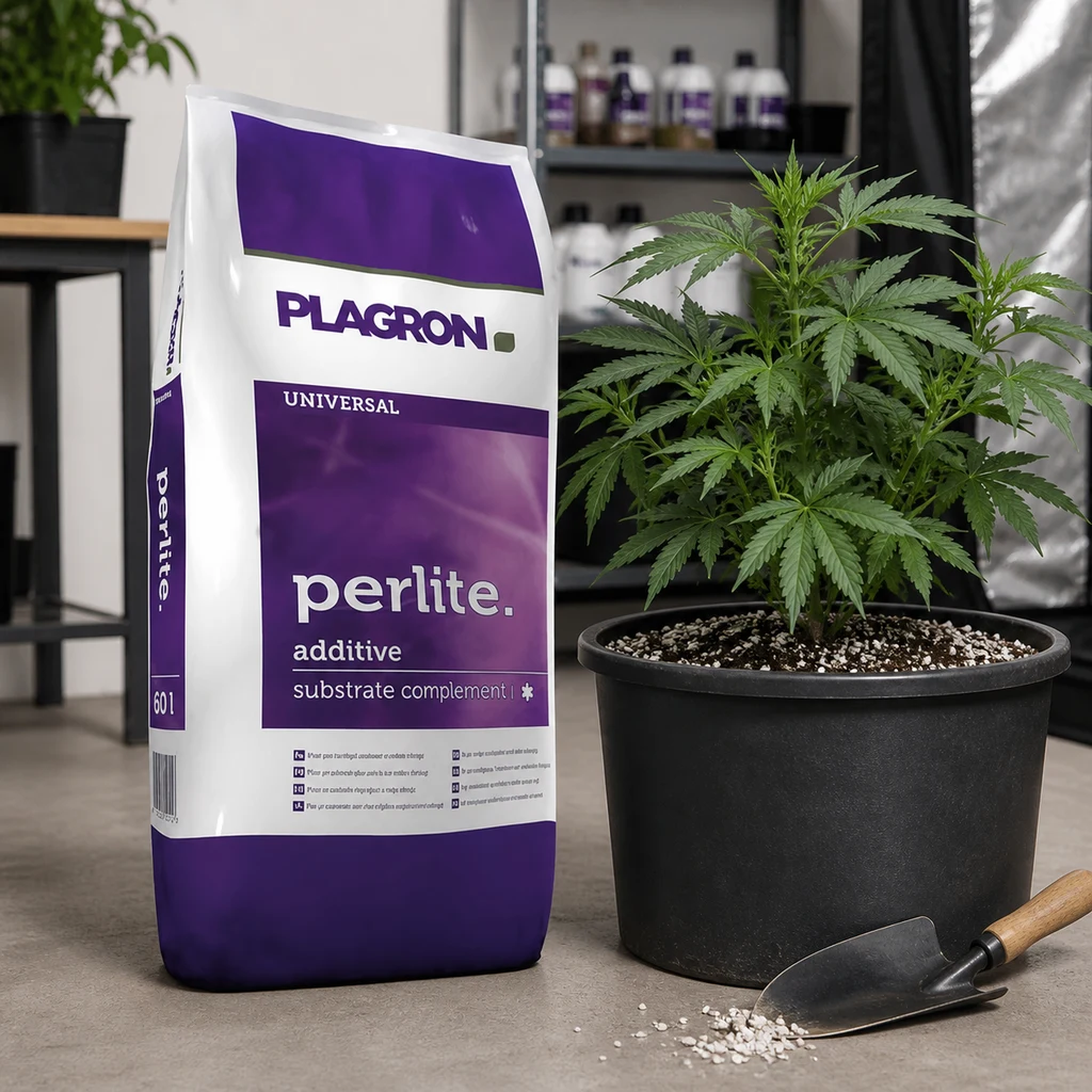 Escena ilustrativa con saco de perlita Plagron de 60 L junto a una planta en maceta, una pala y gránulos blancos sobre el suelo.