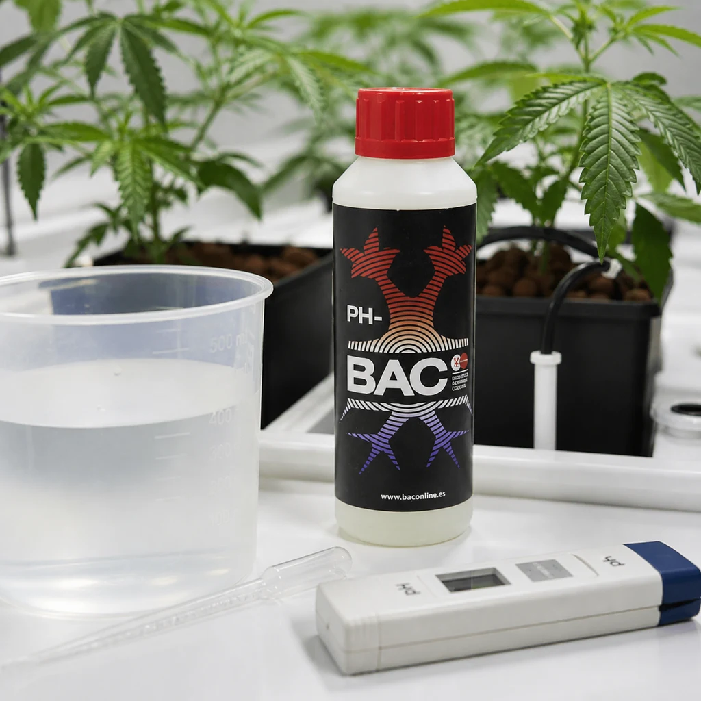 Botella BAC pH- con tapón rojo junto a un vaso graduado con líquido, una pipeta y un medidor digital, con plantas al fondo.