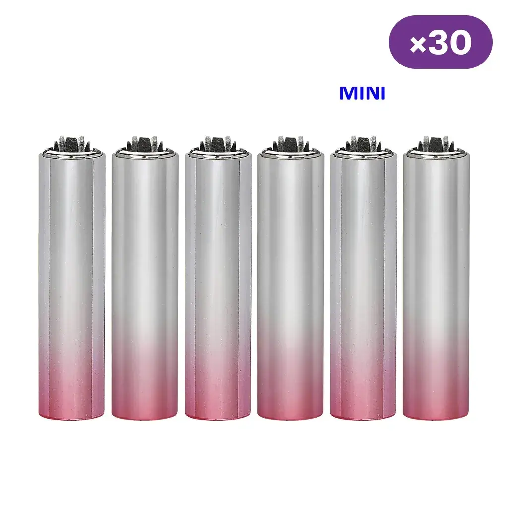 Encendedores Clipper Mini alineados, con acabado plateado que se degrada a rosa en la base, bajo los rótulos MINI y ×30. Encendedores Clipper Mini alineados, con acabado plateado que se degrada a rosa en la base, bajo los rótulos MINI y ×30.