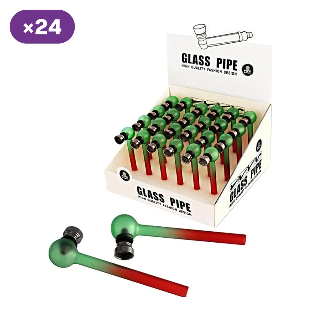 Expositor de pipas con cazoleta esférica verde, tubo rojo y piezas metálicas, con distintivo «×24» y dos unidades colocadas delante.