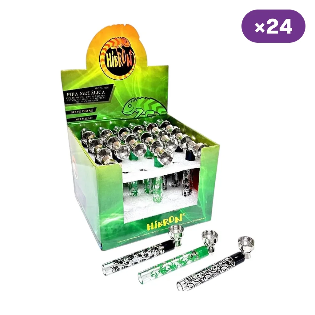 Expositor verde Hibron con pipas de metal y cristal de distintos estampados, varias unidades delante y distintivo «×24». Expositor verde Hibron con pipas de metal y cristal de distintos estampados, varias unidades delante y distintivo «×24».