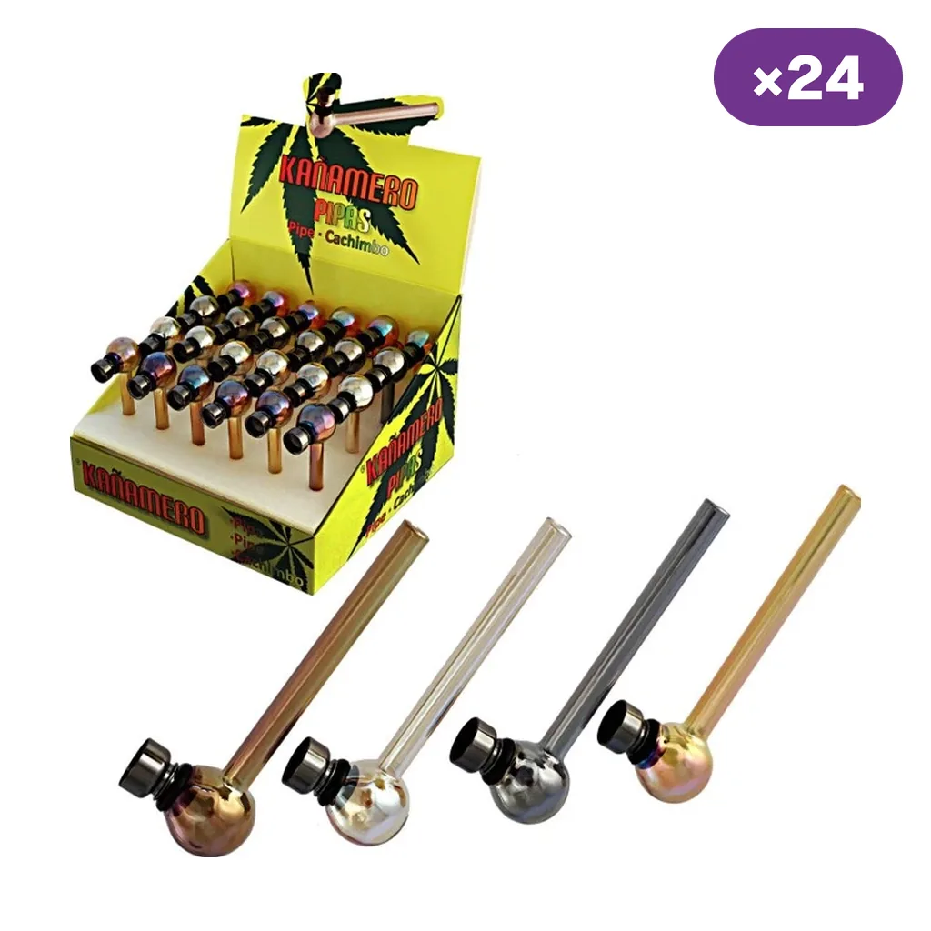 Expositor Kañamero con varias pipas y modelos de tubo largo en distintos colores en primer plano; distintivo de 24 unidades.