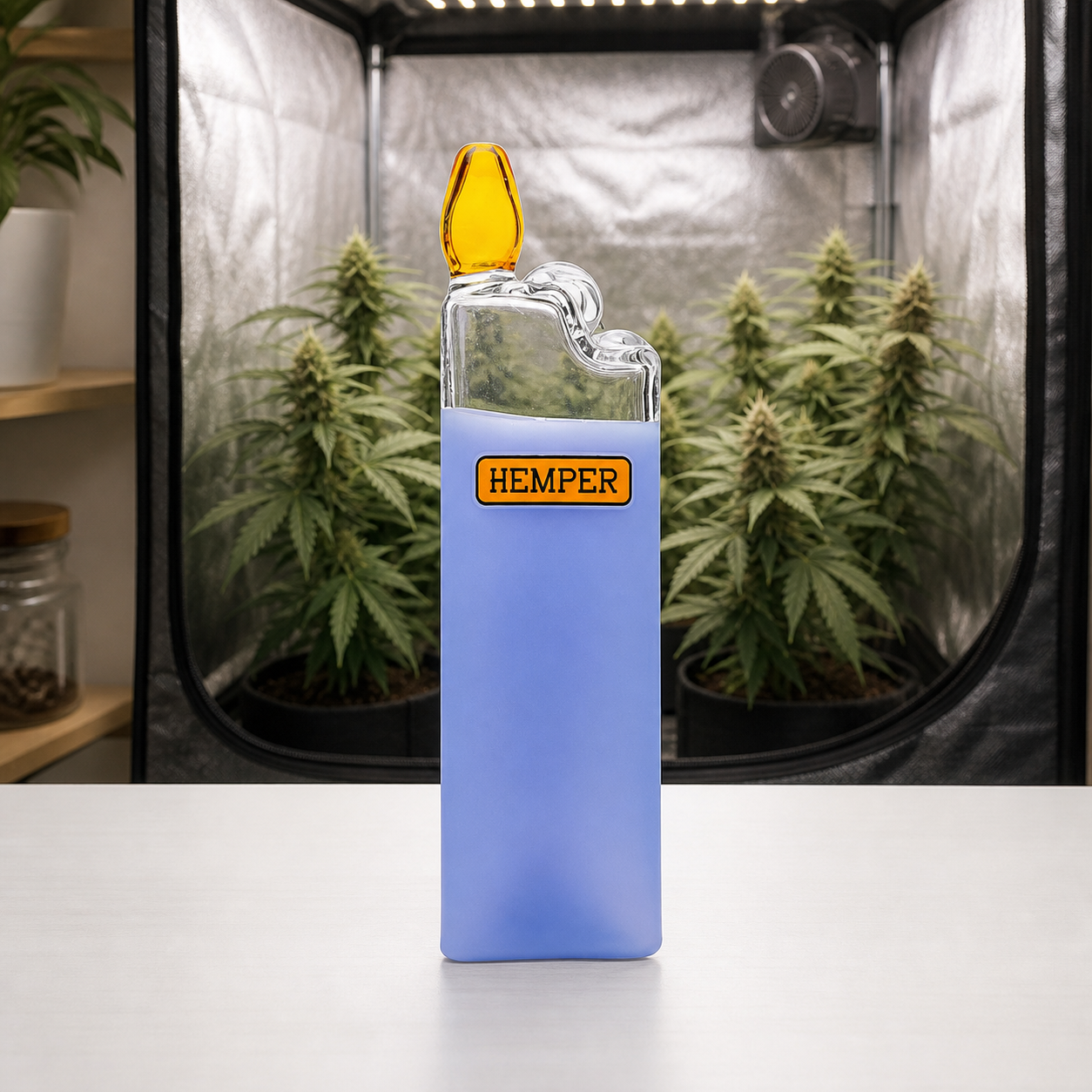 Pipa Hemper Lighter con forma de mechero, cuerpo lila y parte superior transparente con detalle amarillo, ante un armario de cultivo.