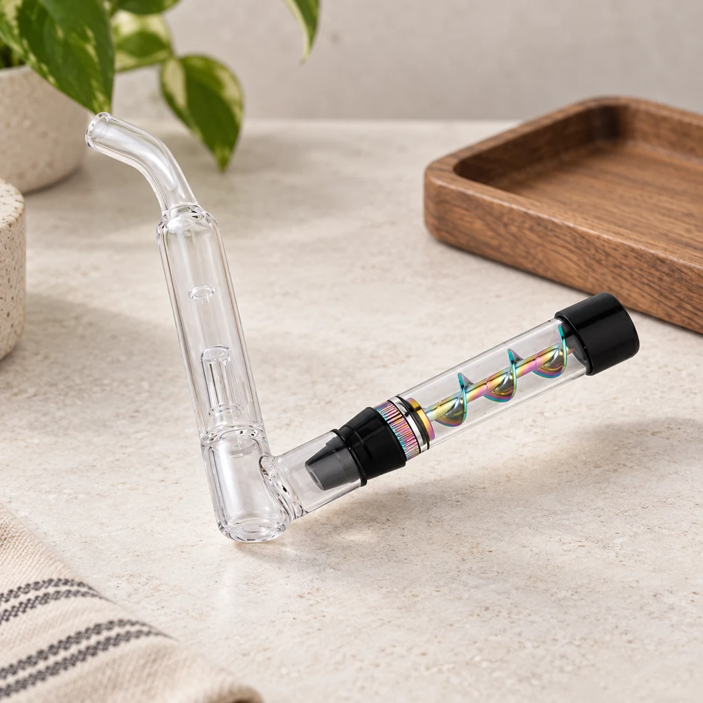 Blunt Twisty con tubo transparente y espiral iridiscente, conectado a una pieza de vidrio con boquilla curvada sobre una encimera.