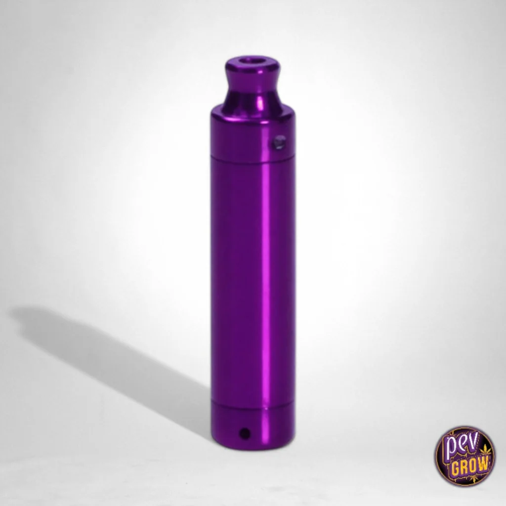 Pipa Purple Pump de cuerpo cilíndrico violeta brillante, colocada en vertical, con boquilla estrecha y un pequeño orificio en la base.